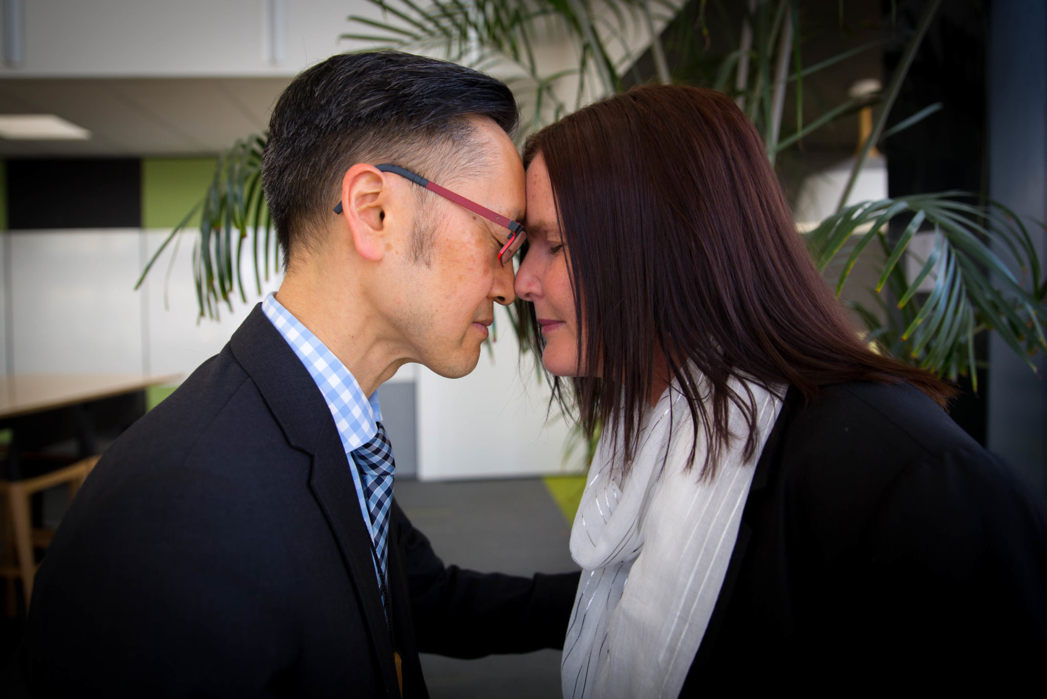 Hongi entre l'Archiviste en Chef Richard Foy et Vickie Wood d'Axiell. Photographié par Dianna Thompson
